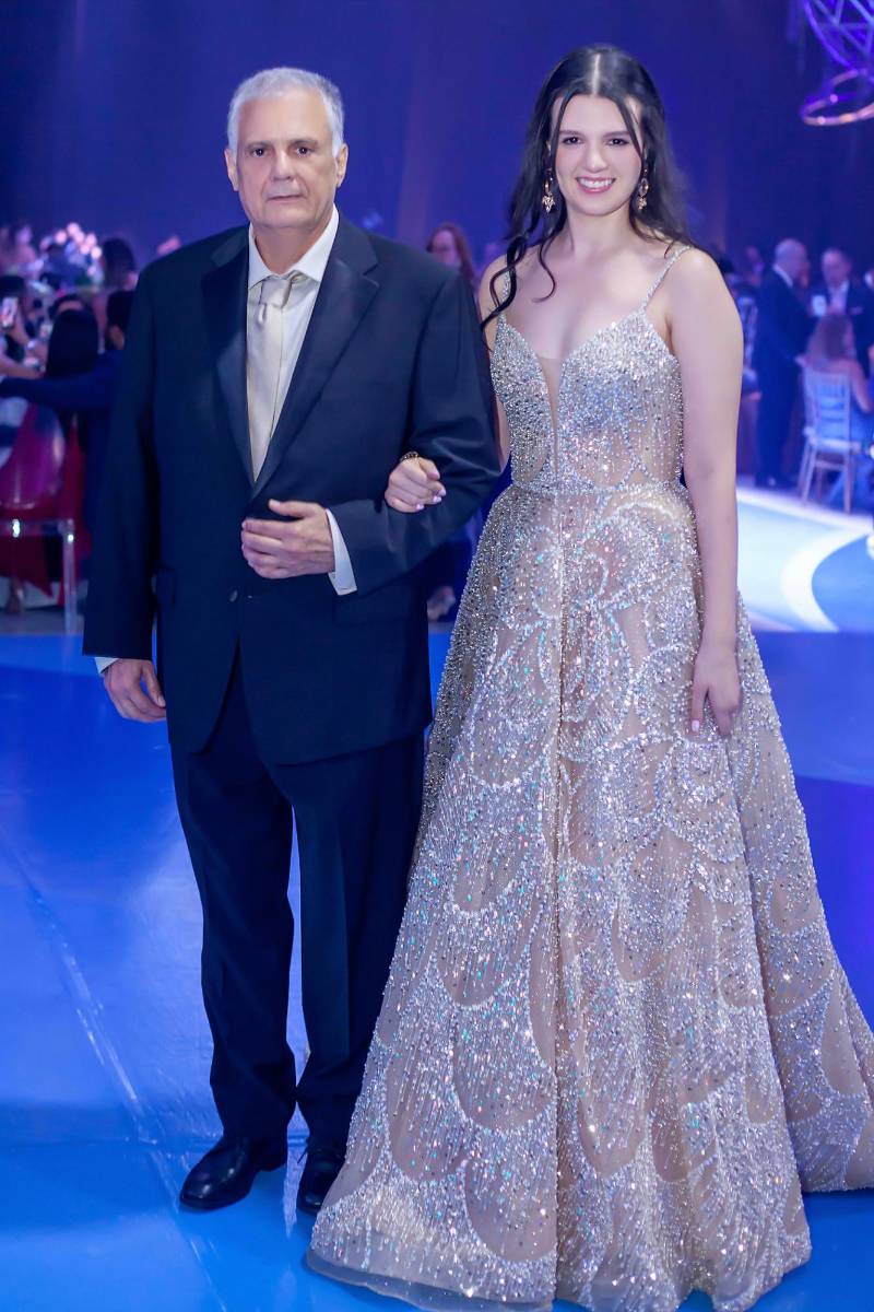 Desfile de Padres e Hijos en la gala de graduación de la Escuela Internacional Sampedrana 2026