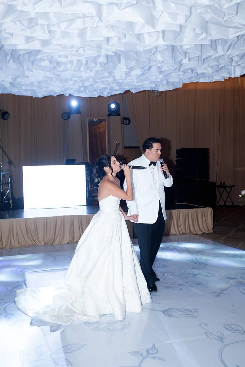 Los nuevos esposos cantaron a duo su canción favorita.