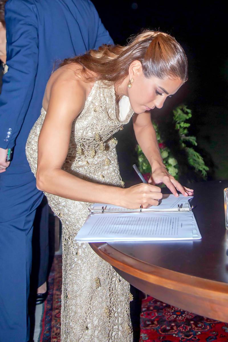 Marcela Andonie Díaz del Valle al momento de firmar el acta de matrimonio.