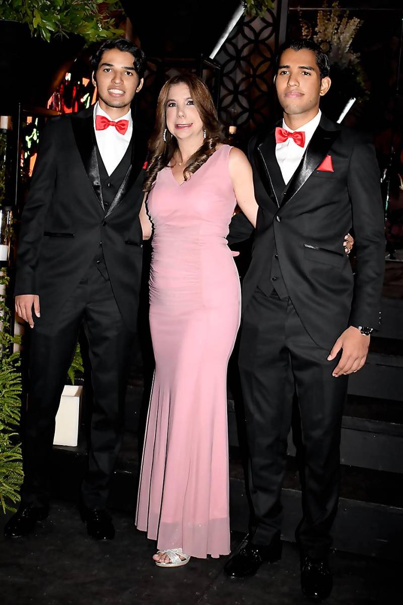 Sergio y Jairo Mejía con Marilís Zambrana