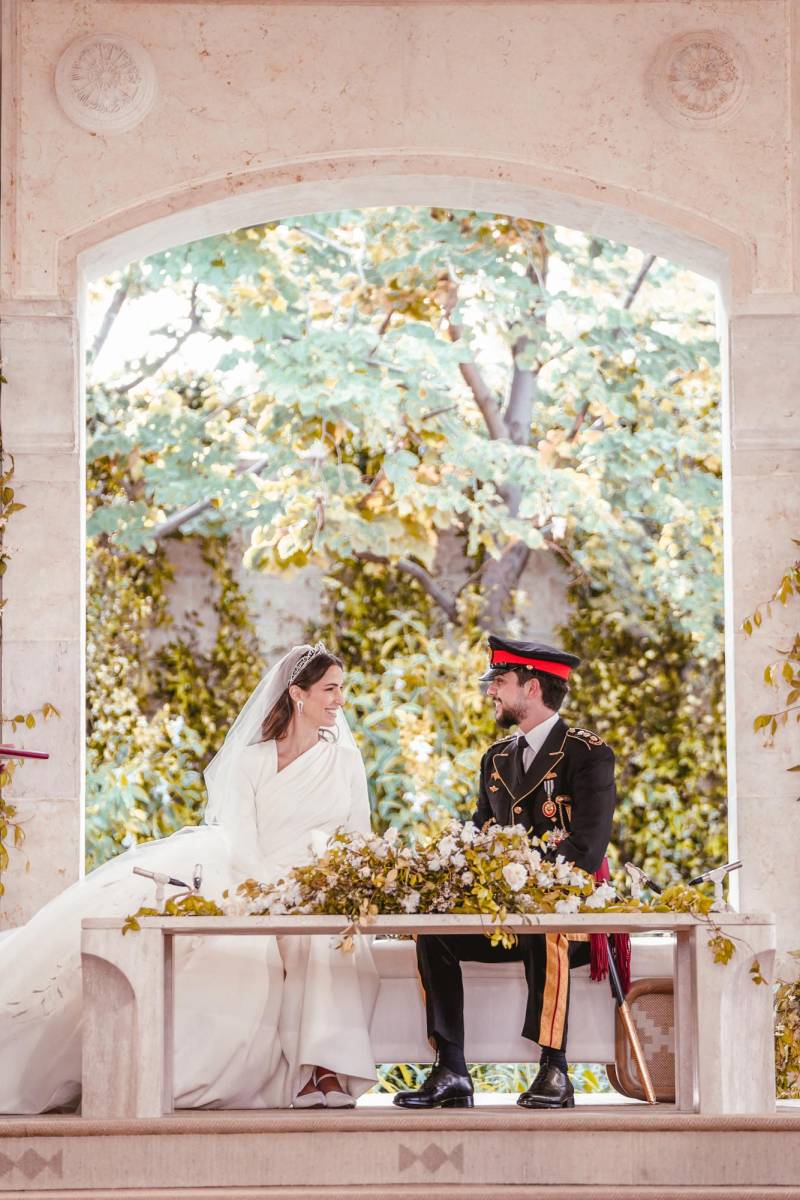 El príncipe heredero Hussein de 28 años y la joven saudí Rajwa Al Seif de 29 años, considerada una de las mujeres más elegantes del planeta, se unieron en matrimonio en el palacio Zahran, situado al este de la capital jordana. . (Photo by Jordanian Royal Palace / AFP) 