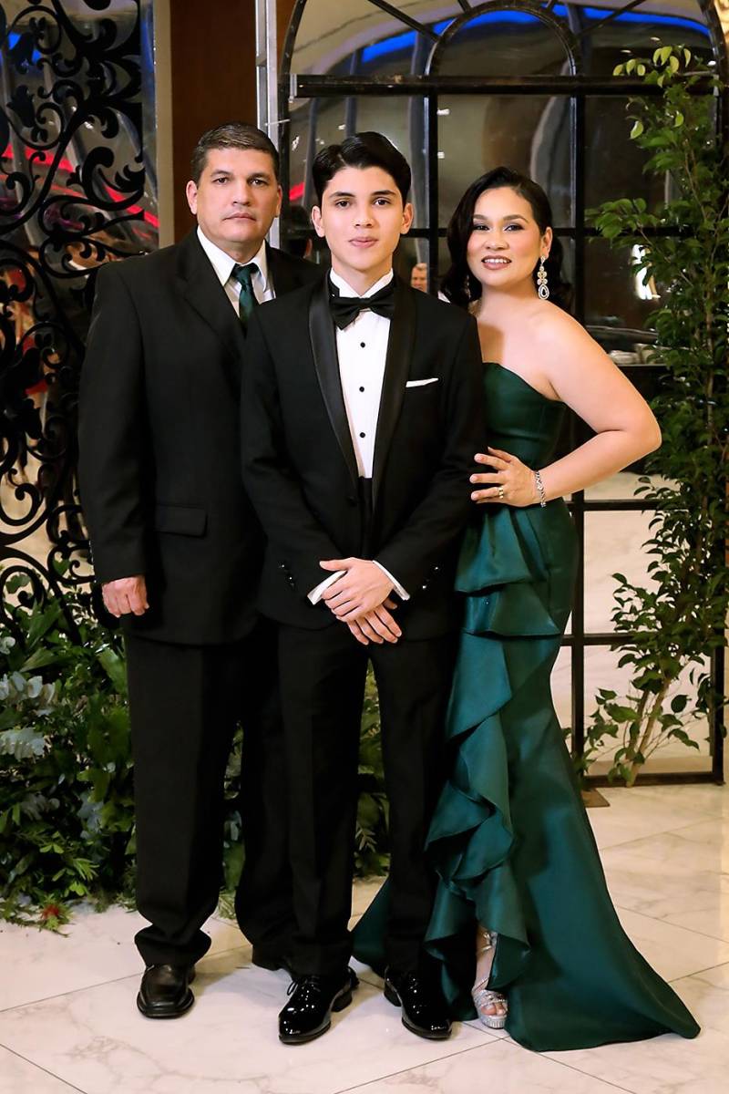 Desfile padres e hijos de la prom 2024 del Instituto Experimental La Salle