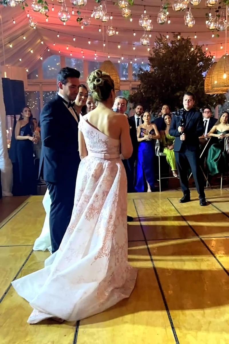 Dulce María Mejía, madre de Jorge Alfredo Quin Mejía, al momento de ofrecer palabras de gratitud a los invitados.