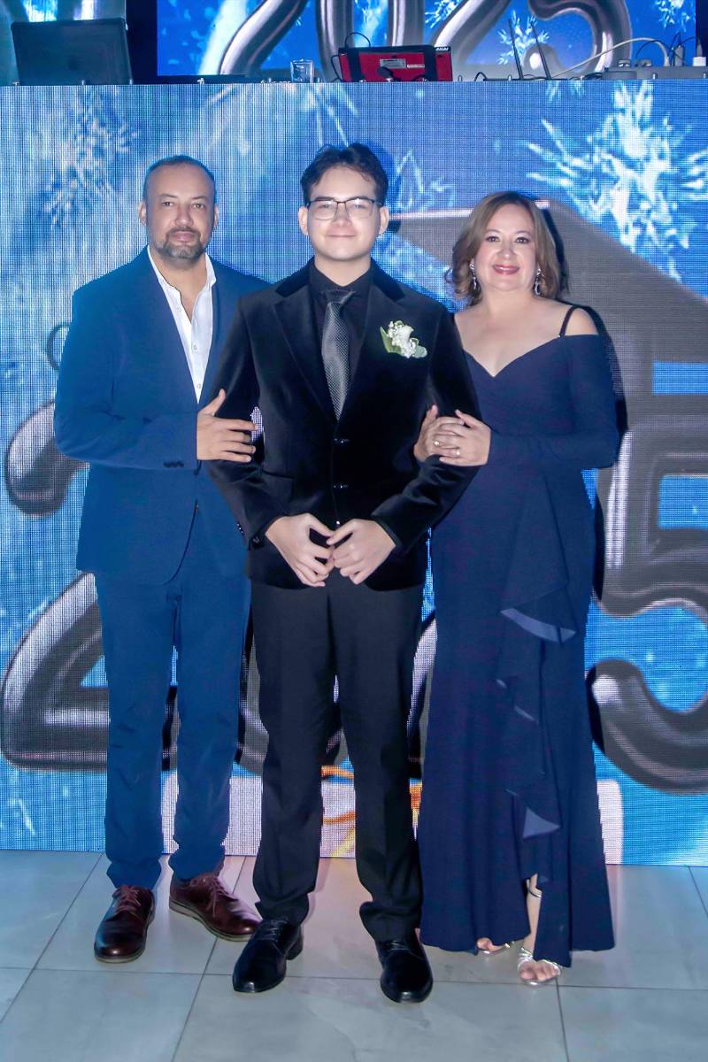 Desfile padres e hijos de la prom 2025 de Saint Peter Academy