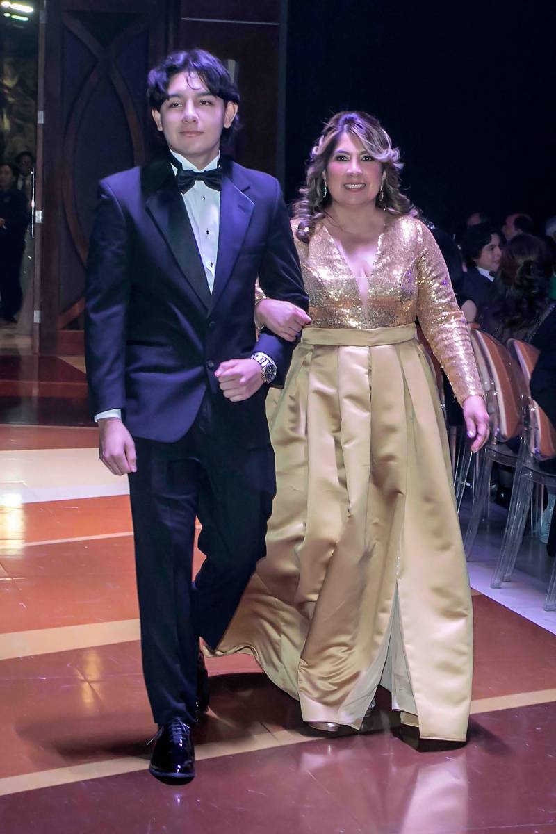 Desfile de Padres e Hijos en la gala de graduación de la Escuela Internacional Sampedrana 2026
