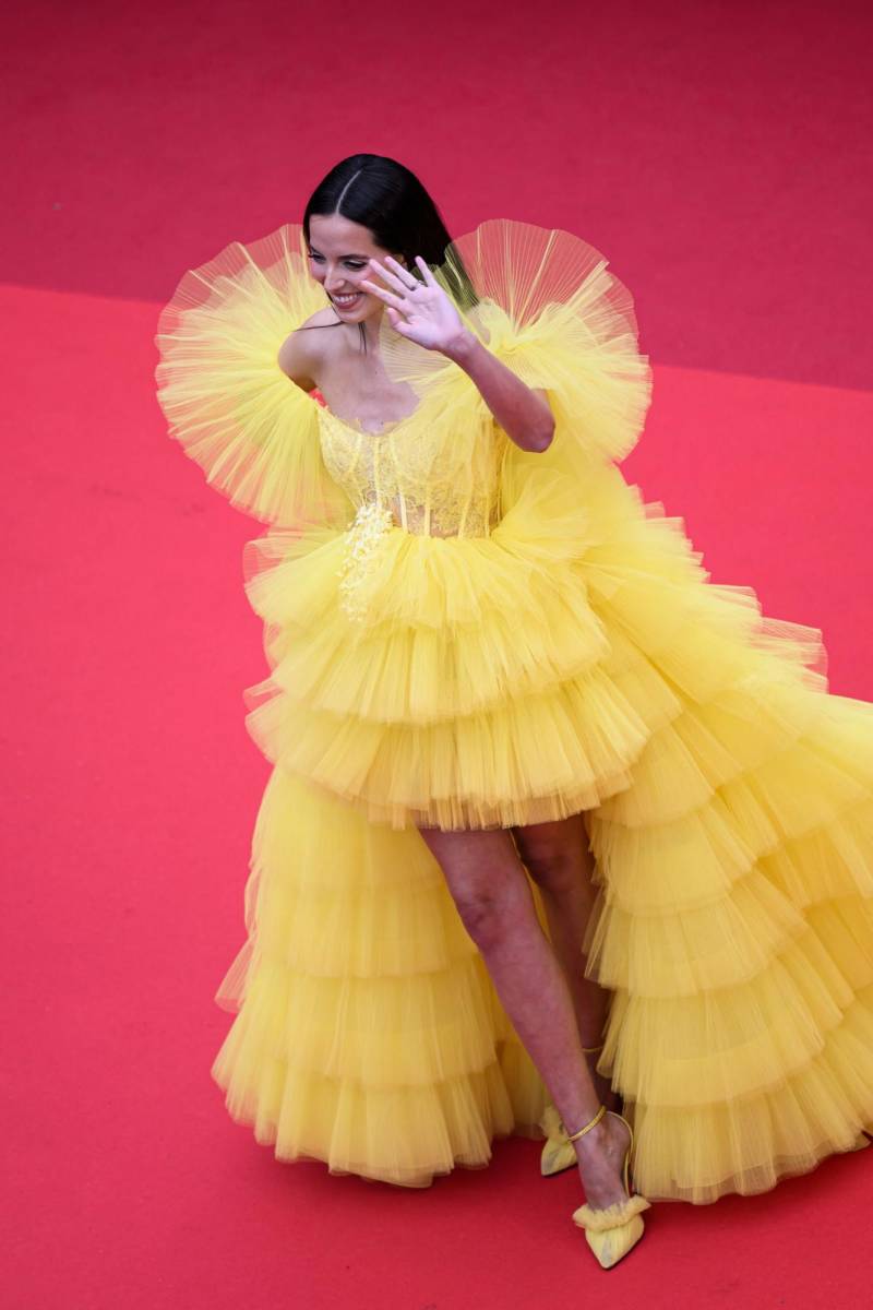 Marta Sierra contrastó la alfombra roja con un yellow total look
