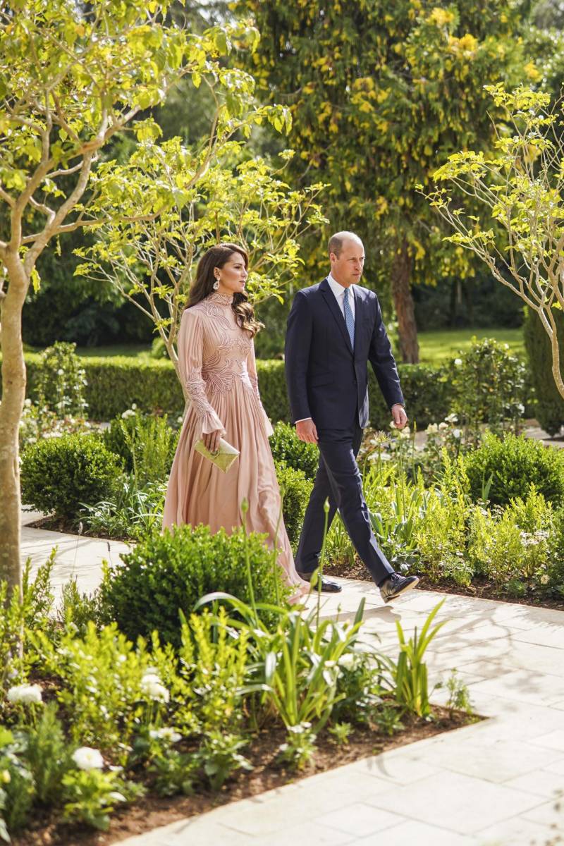 William y Kate de Gales, quien vistó un diseño en dusty rose by Elie Saab (Photo by Jordanian Royal Palace / AFP)