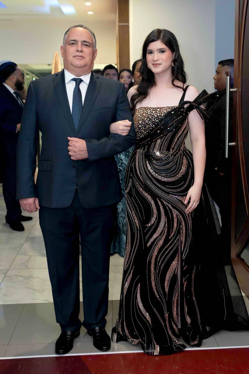 Desfile de Padres e Hijos en la gala de graduación de la Escuela Internacional Sampedrana 2026