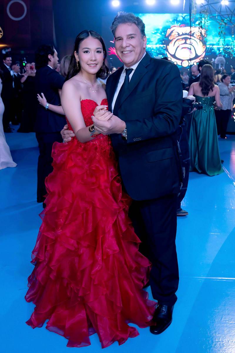 Desfile de Padres e Hijos en la gala de graduación de la Escuela Internacional Sampedrana 2026