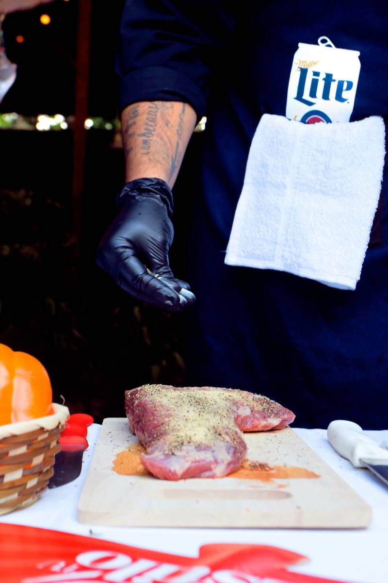 El especialista en asados al momento de condimentar el tri-tip.