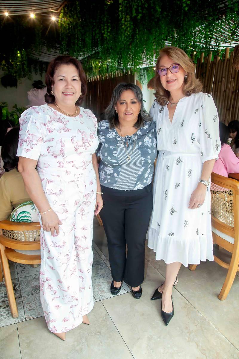 Fanny de Argueta, Verónica Bonilla y Samia de Maalouf.
