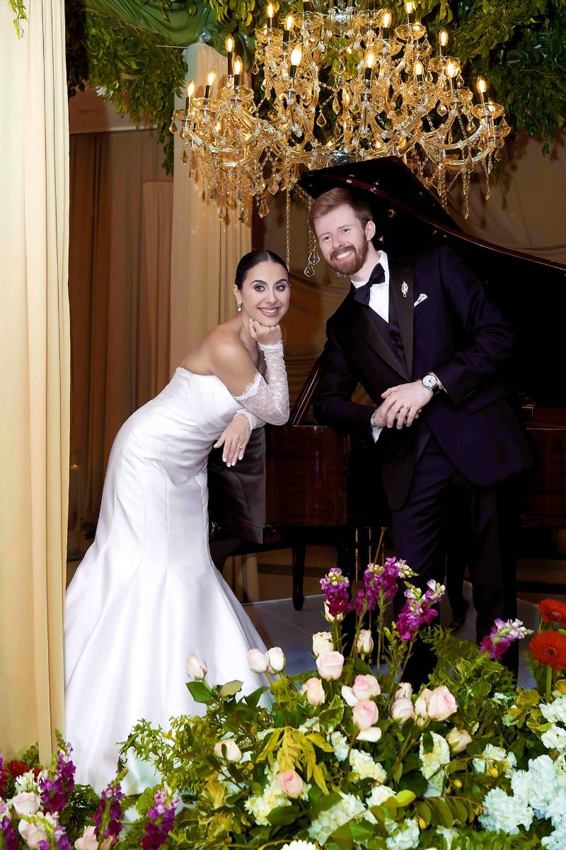 La novia Andrea Estefanìa Jordan Kattàn ataviada en un delicado ajuar de la marca Maggie Sottero.