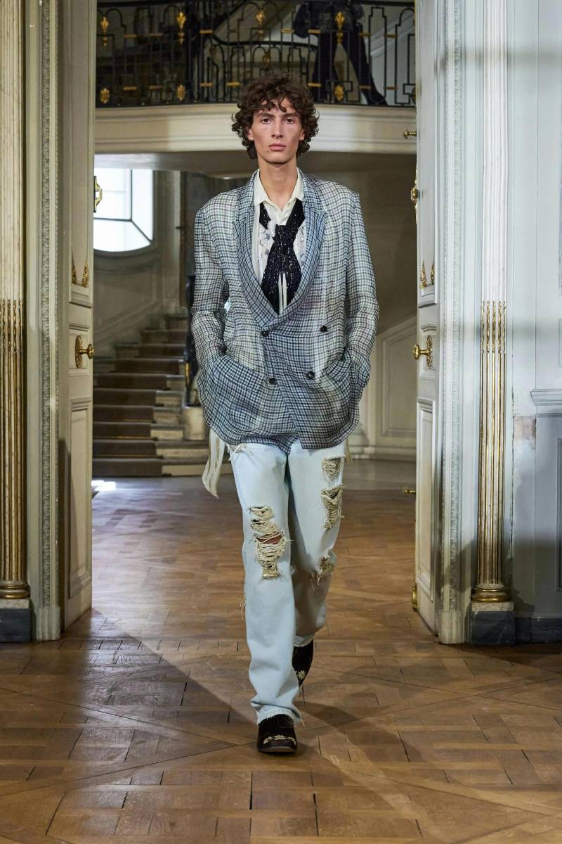 El denim desgarrado, los abrigos de cuadros y las camisas de seda fueron las piezas más destacadas entre los 66 <i>looks</i>.