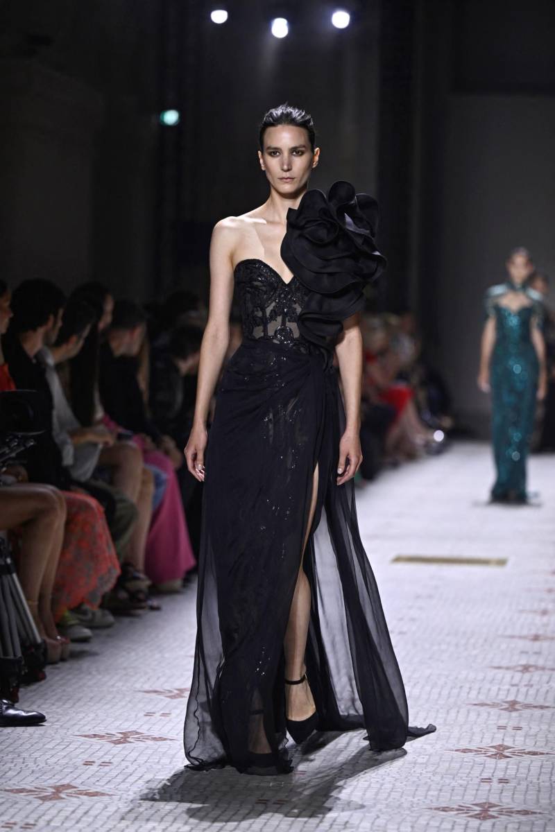 Flores oversize destacan los hombros complementando a la perfección vestidos de corset bordados en delicado encaje