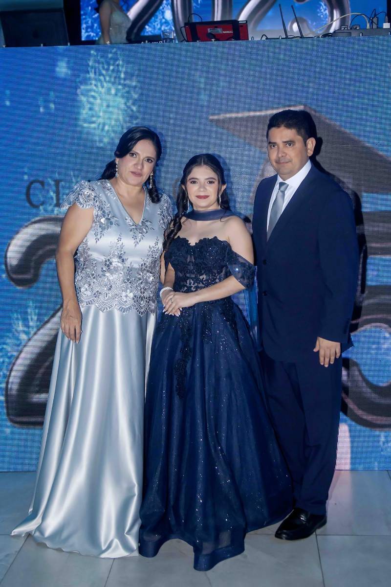 Desfile padres e hijos de la prom 2025 de Saint Peter Academy