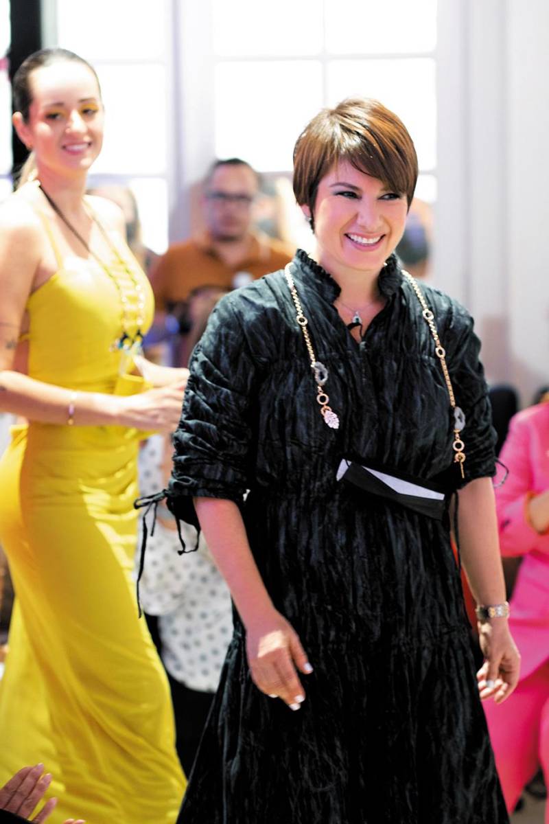 9. LA NUEVA WORKING GIRL. Gladys González trae a su nueva pasarela de ESTILO Moda una colección dedicada a la mujer cosmopolita, profesional, independiente, sofisticada y activa a la que le gusta la exclusividad y originalidad. Una singular mirada a lo clásico y a lo retro se fusiona en su apuesta verano 2023.