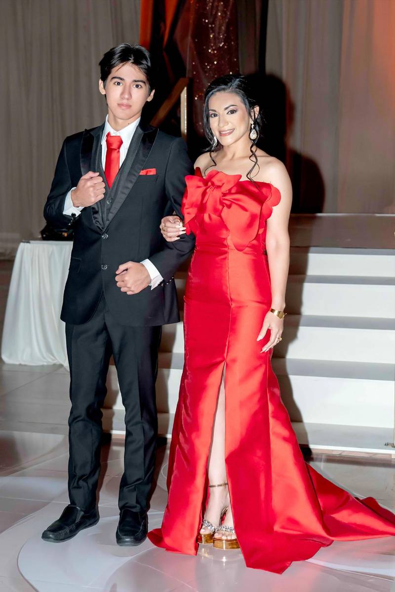 Anthony Sebastián Carvajal Canales con su madre Estrella Canales. 