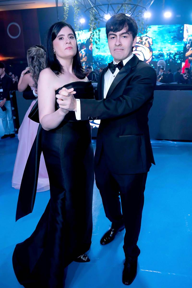Desfile de Padres e Hijos en la gala de graduación de la Escuela Internacional Sampedrana 2026