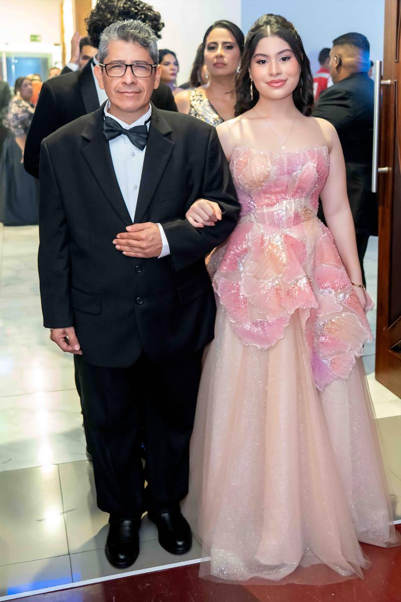 Desfile de Padres e Hijos en la gala de graduación de la Escuela Internacional Sampedrana 2026