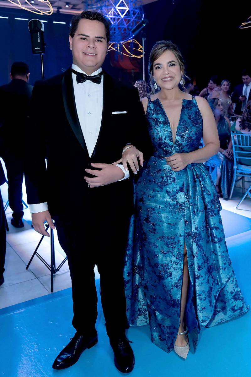 Desfile de Padres e Hijos en la gala de graduación de la Escuela Internacional Sampedrana 2026
