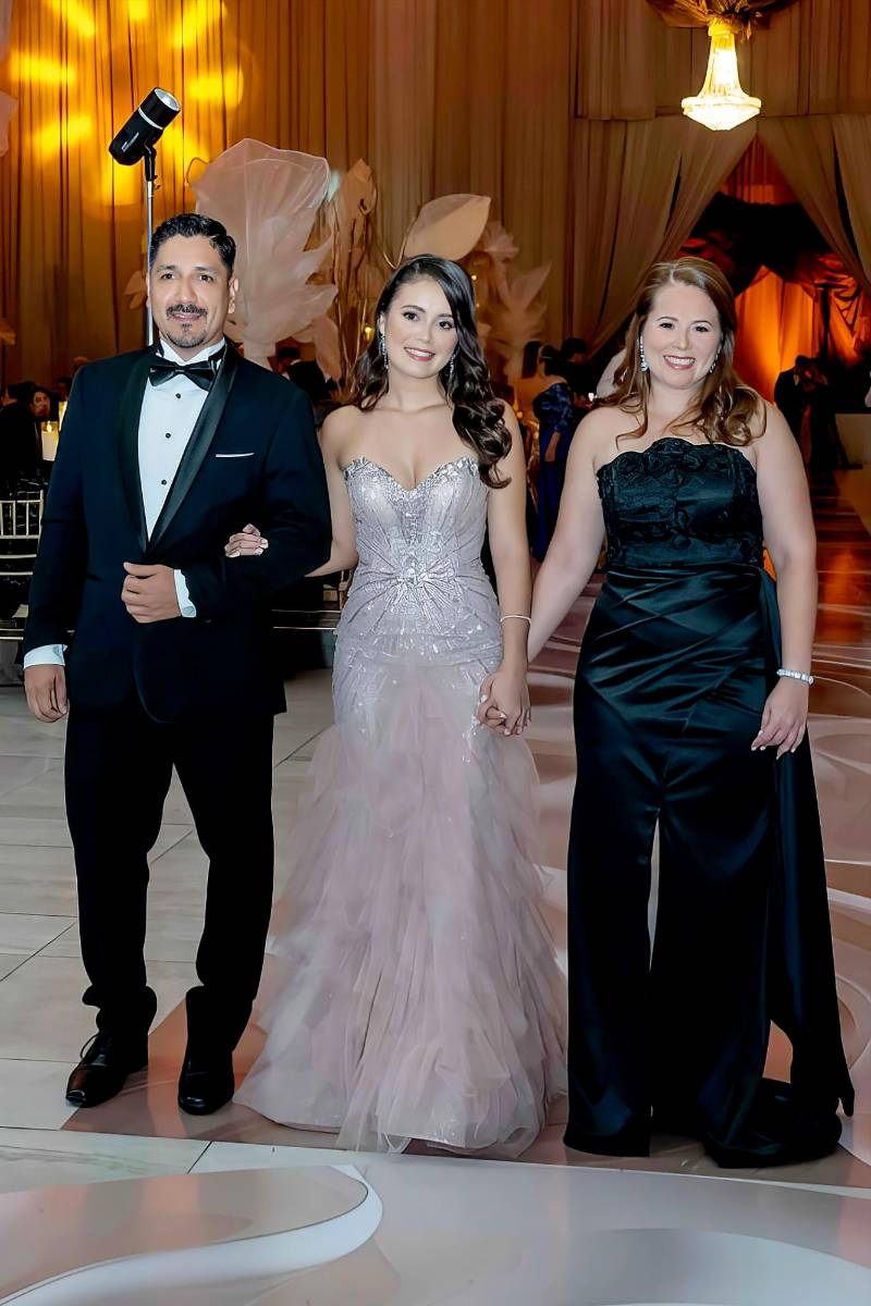 Emily Denisse Chávez Rivera con sus padres Denis Chávez y Yuni Rivera. 