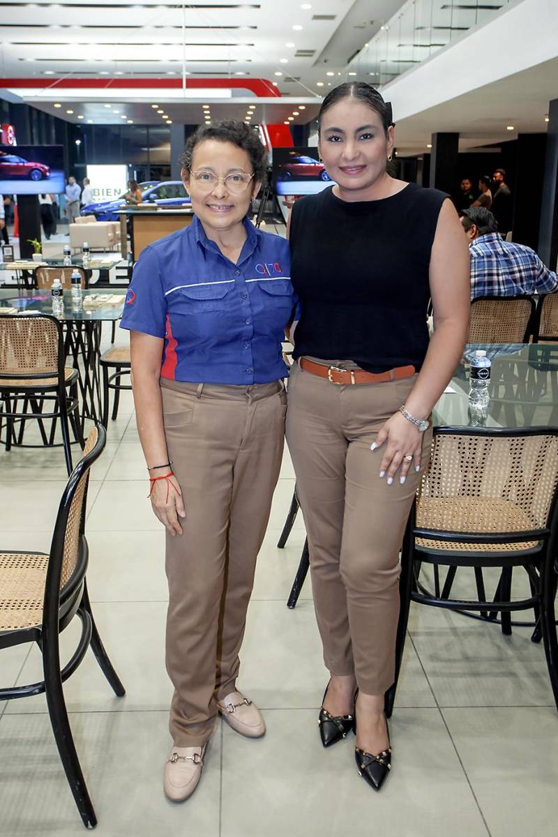 Melany Aguilar y Corina Luque.