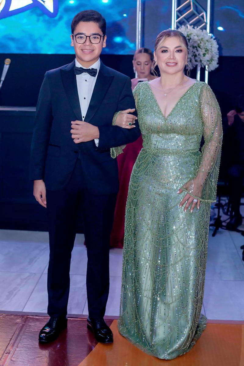 Desfile de Padres e Hijos en la gala de graduación de la Escuela Internacional Sampedrana 2026