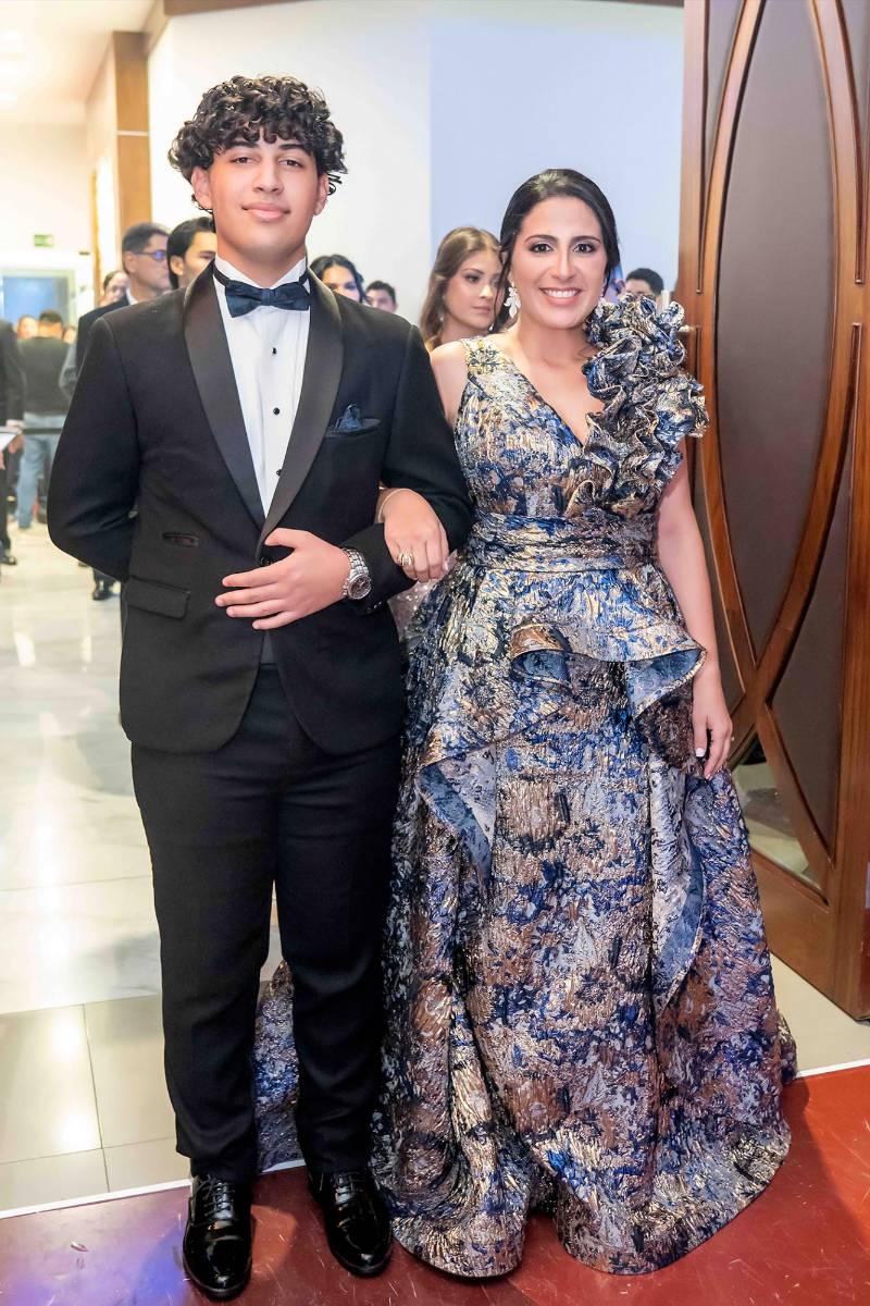 Desfile de Padres e Hijos en la gala de graduación de la Escuela Internacional Sampedrana 2026