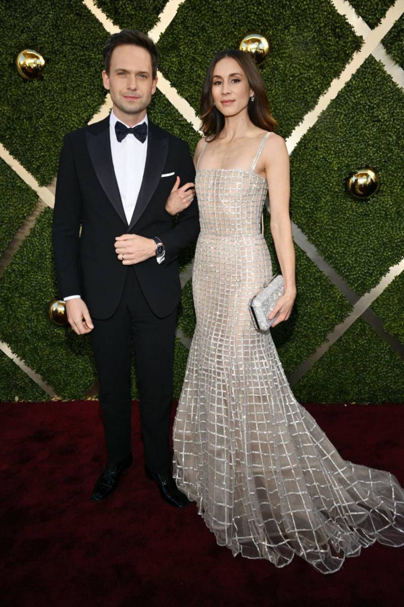 Patrick J. Adams y Troian Bellisario.