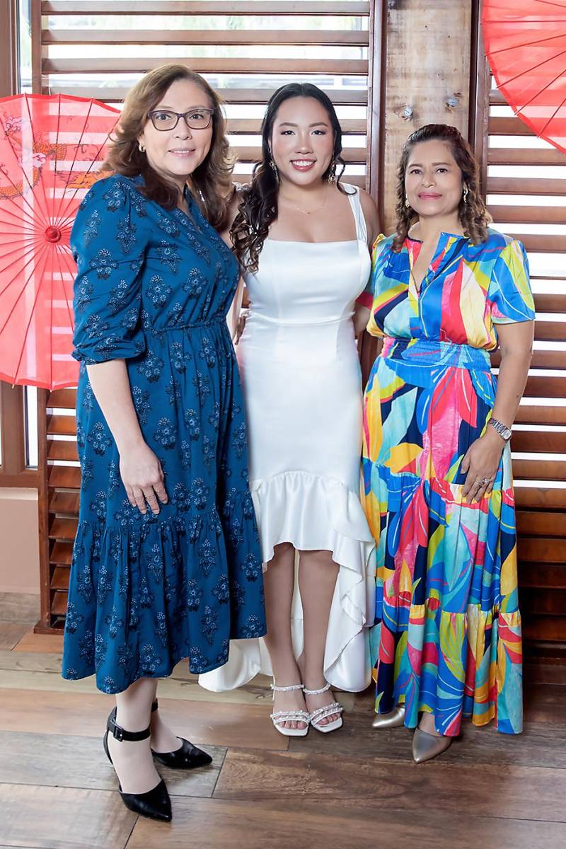 Nidia Manzanares de León, la homenajeada Nidia León y Amalia Alachán.