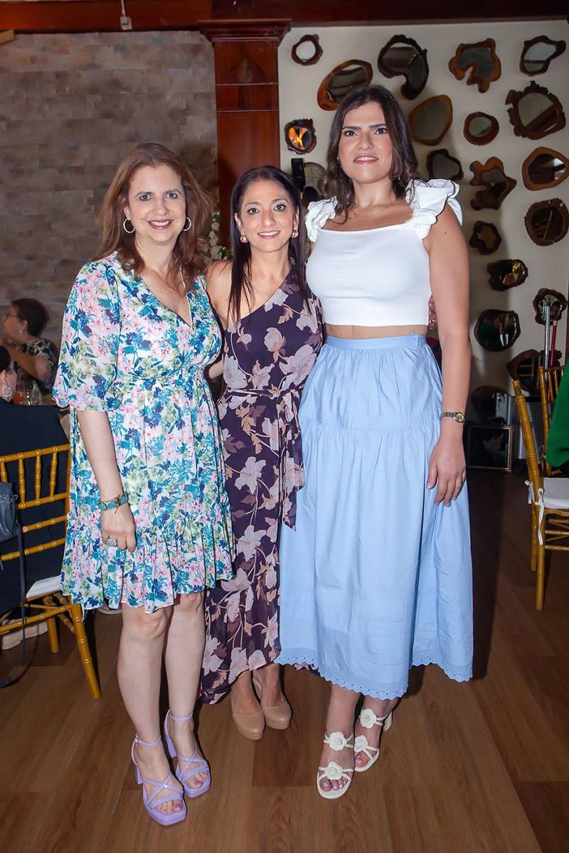 Marcela Saybe, Beatriz Handal de Stefan y Regina Handal.