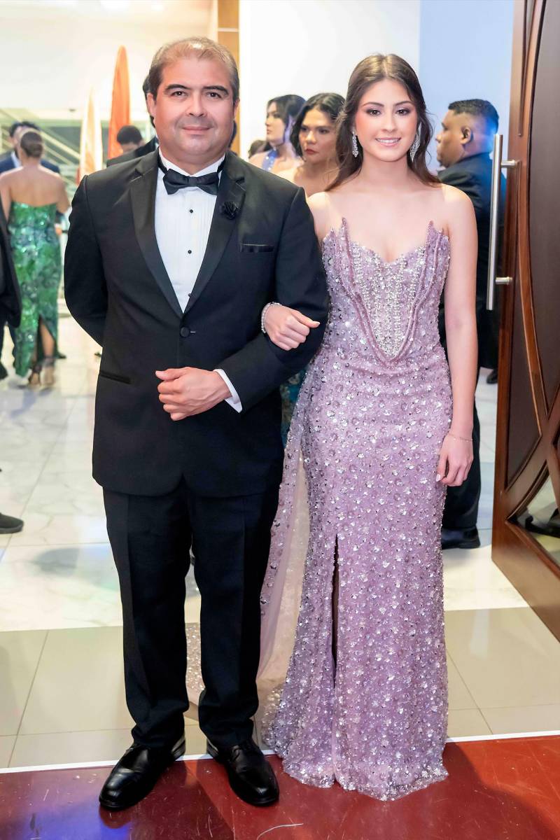 Desfile de Padres e Hijos en la gala de graduación de la Escuela Internacional Sampedrana 2026