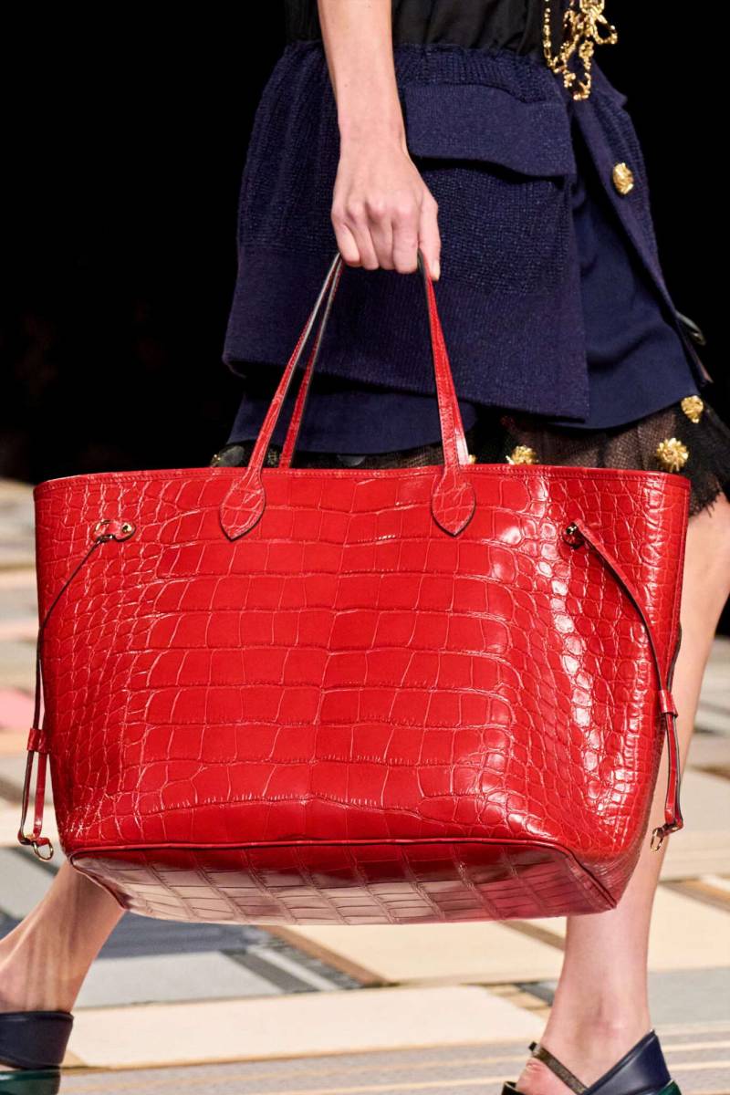 Atrevido y brillante este bolso atemporal de piel de cocodrilo de color rojo vibrante.