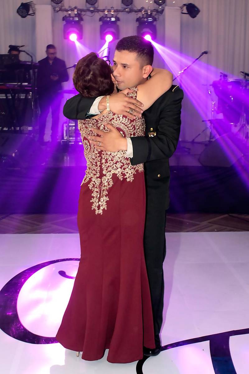 Fernando y su madre Delmy Interiano.