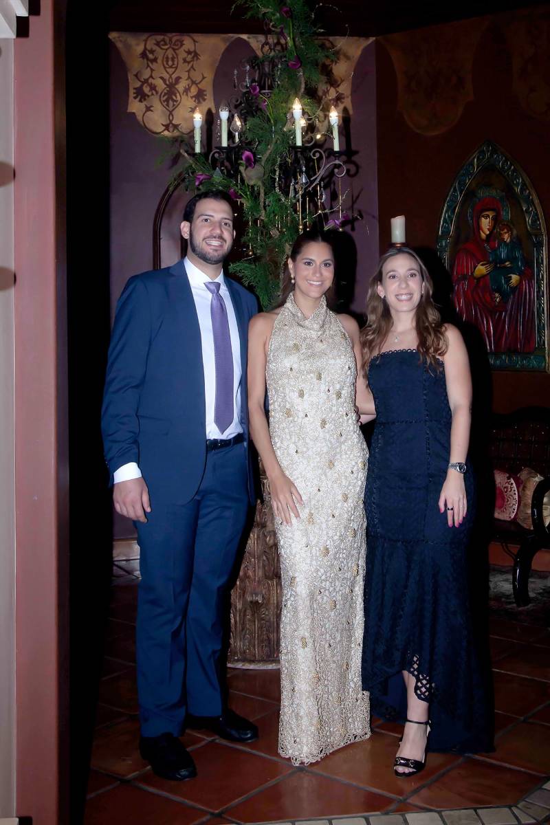 Carlos Simán, Marcela Andonie y Camila Asfura.