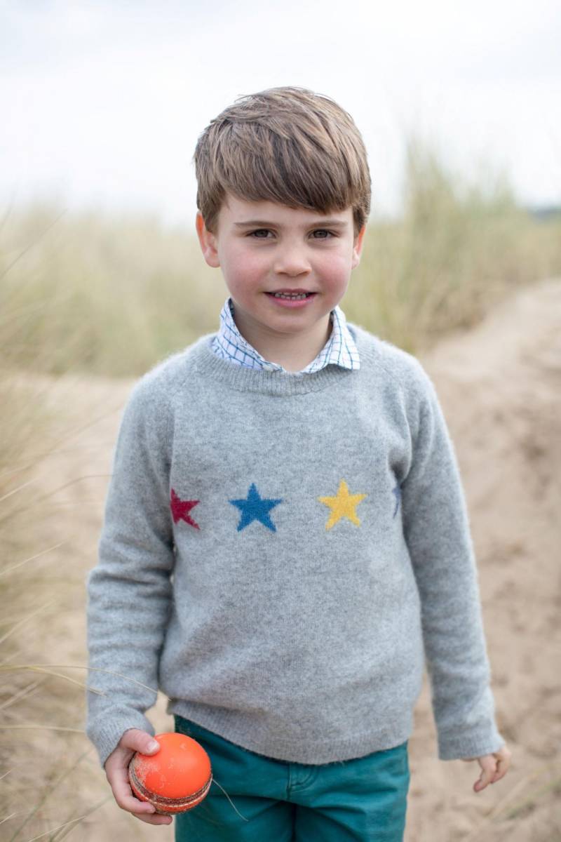 Finalmente, el príncipe Louis, el hijo menor de William y Kate, es cuarto en la línea de sucesión. 