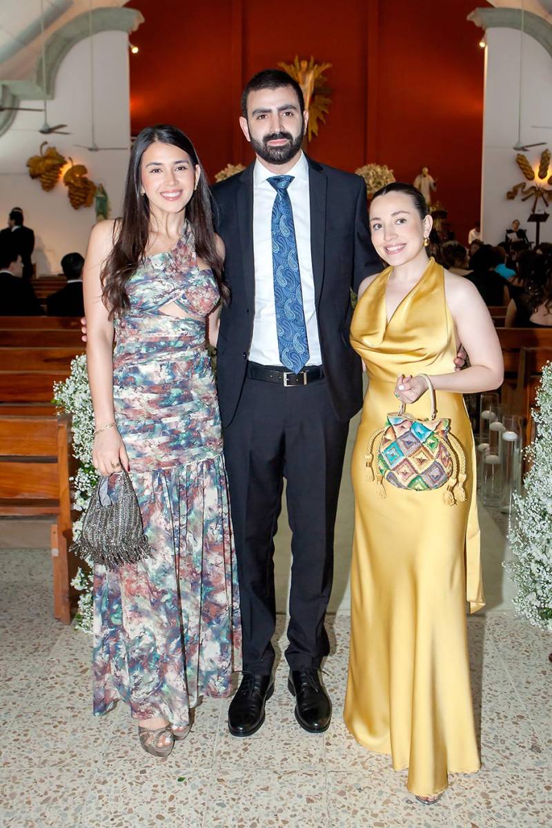 Giovanna Handal con Sebastián y Michelle Solano.