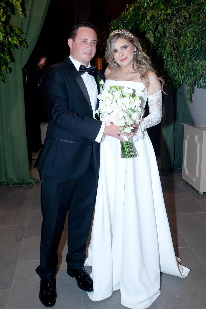 Dalton John Barrosse Peña y Annie Michelle Núñez Donaire celebraron su amor con una majestuosa recepción nupcial en el salón Palestina del Club Hondureño Árabe. En un ambiente lleno de romanticismo y elegancia, familiares y amigos fueron testigos de momentos inolvidables, desde el primer baile de los recién casados hasta una noche de celebración que se prolongó hasta el amanecer, con música, un exquisito banquete y brindis en su honor.