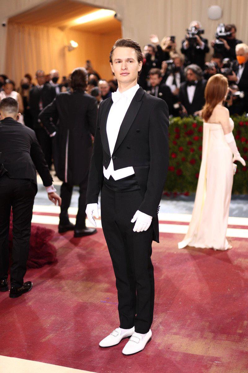 Ansel Elgort en Moschino.
