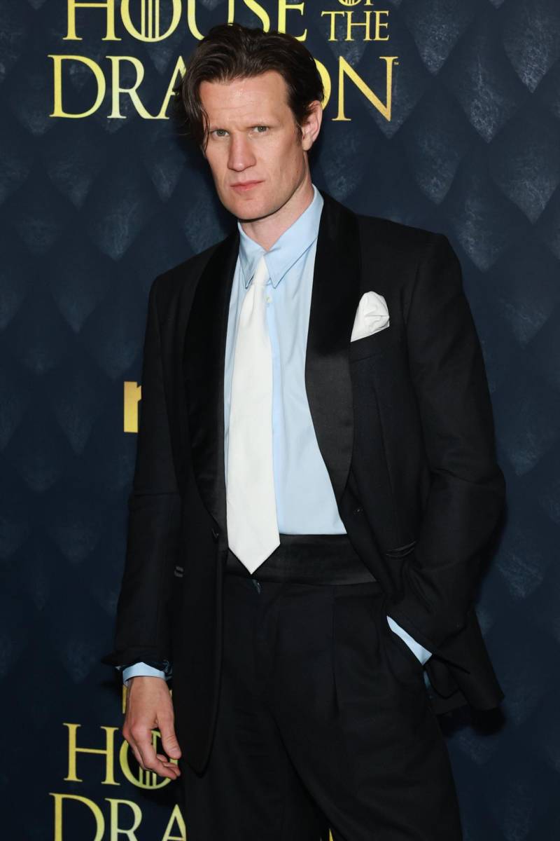 Matt Smith arribó con un elegante traje negro y combinado con una camisa azul.