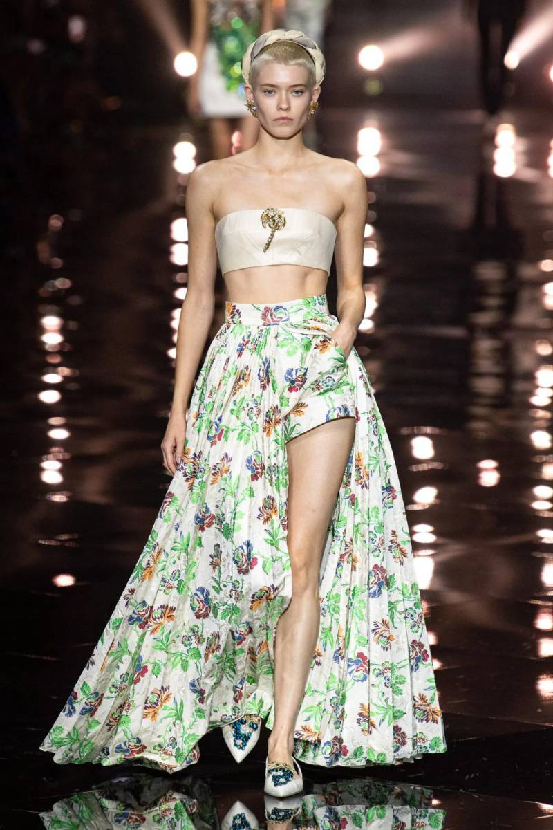 El verano está en Roberto Cavalli con vestidos repletos de colores dulces, capturan la esencia del lujo y la sensualidad italianos, combinados con un toque de bohemio chic y un aire de libertad estival. 