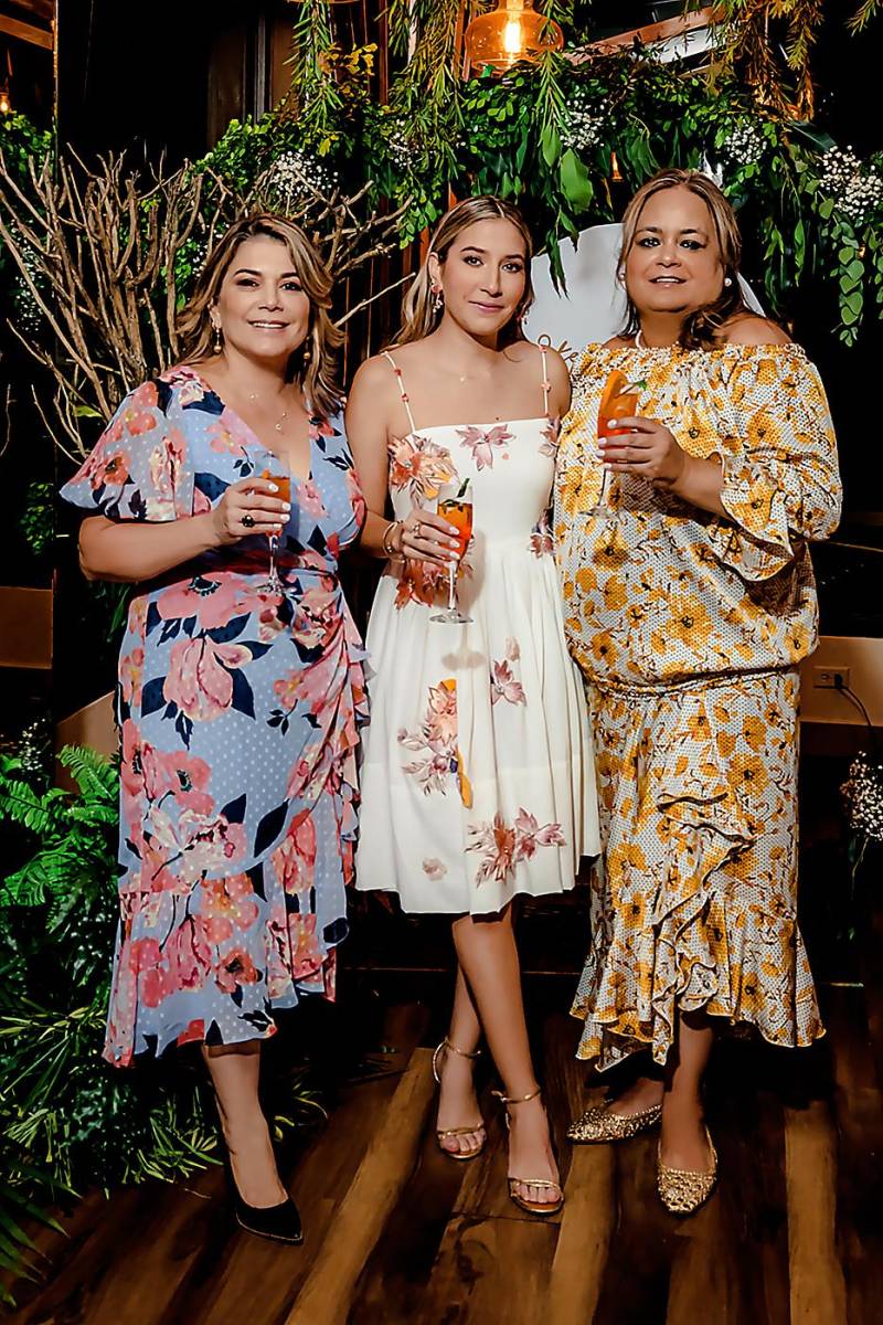 Mayte y Stephanie Ewens con Isabella Martínez.