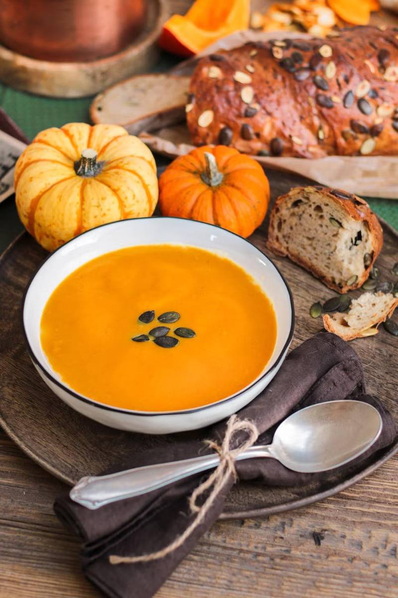 Crema de calabaza: 30 minutosIngredientes<b>:</b> 2 tazas de calabaza en cubos, ¼ de cebolla, 1 diente de ajo, 2 tazas de caldo de pollo o verduras, ½ taza de leche, sal, pimienta y un poco de aceite. Preparación: Sofría la cebolla y el ajo con un poco de aceite. Agregue la calabaza y el caldo; cocine hasta que esté suave. Licúe la preparación, incorpore la leche y caliente durante unos minutos. Finalmente, ajuste la sal y la pimienta al gusto.