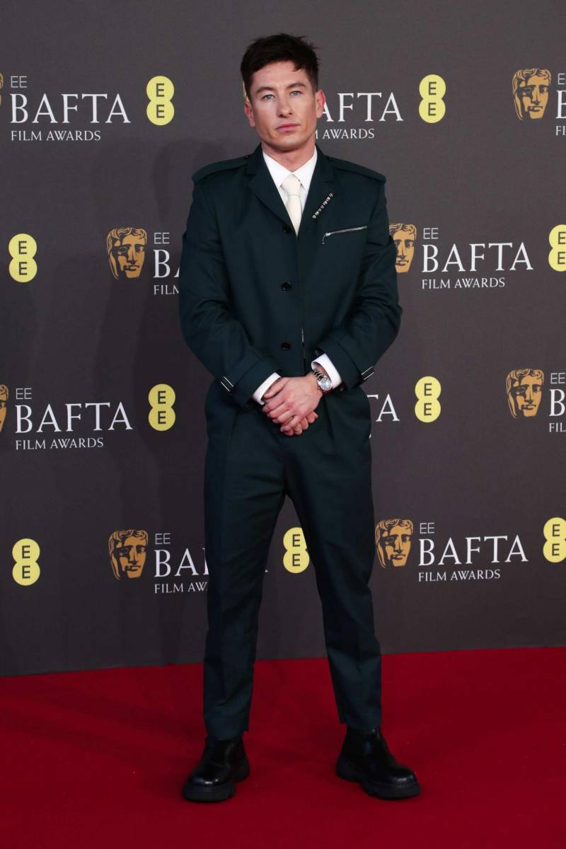 Barry Keoghan, el protagonista de Saltburn lució un traje en color <b>verde botella</b> oscuro con cremallera en el bolsillo izquierdo, pequeñas solapas con botón en los hombros y pantalones carrot con pinzas a juego. Remató con unos zapatos de punta cuadrada. 