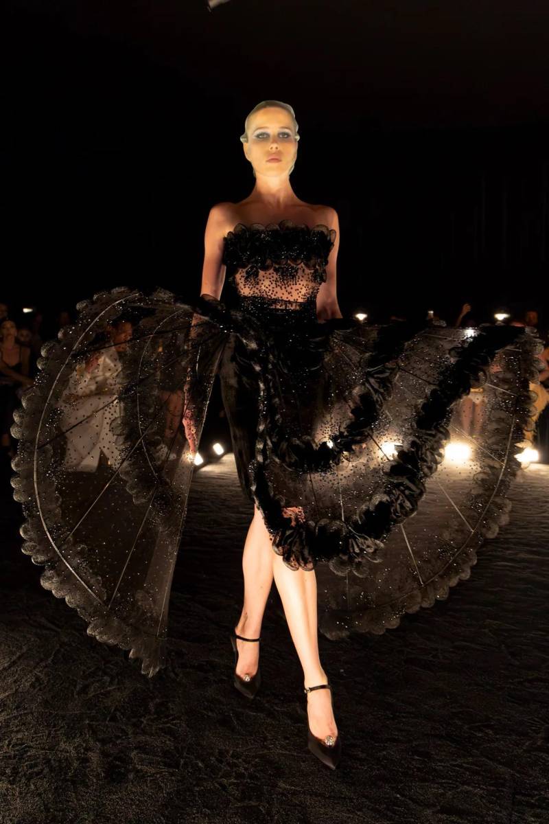 El desfile se realizó al ritmo de una lúgubre banda sonora de baladas de fondo, que incluía a Nina Simone cantando “Plain Gold Ring”. “Quería que pareciera un ballet surrealista e hipersensual”, explicó Roseberry.
