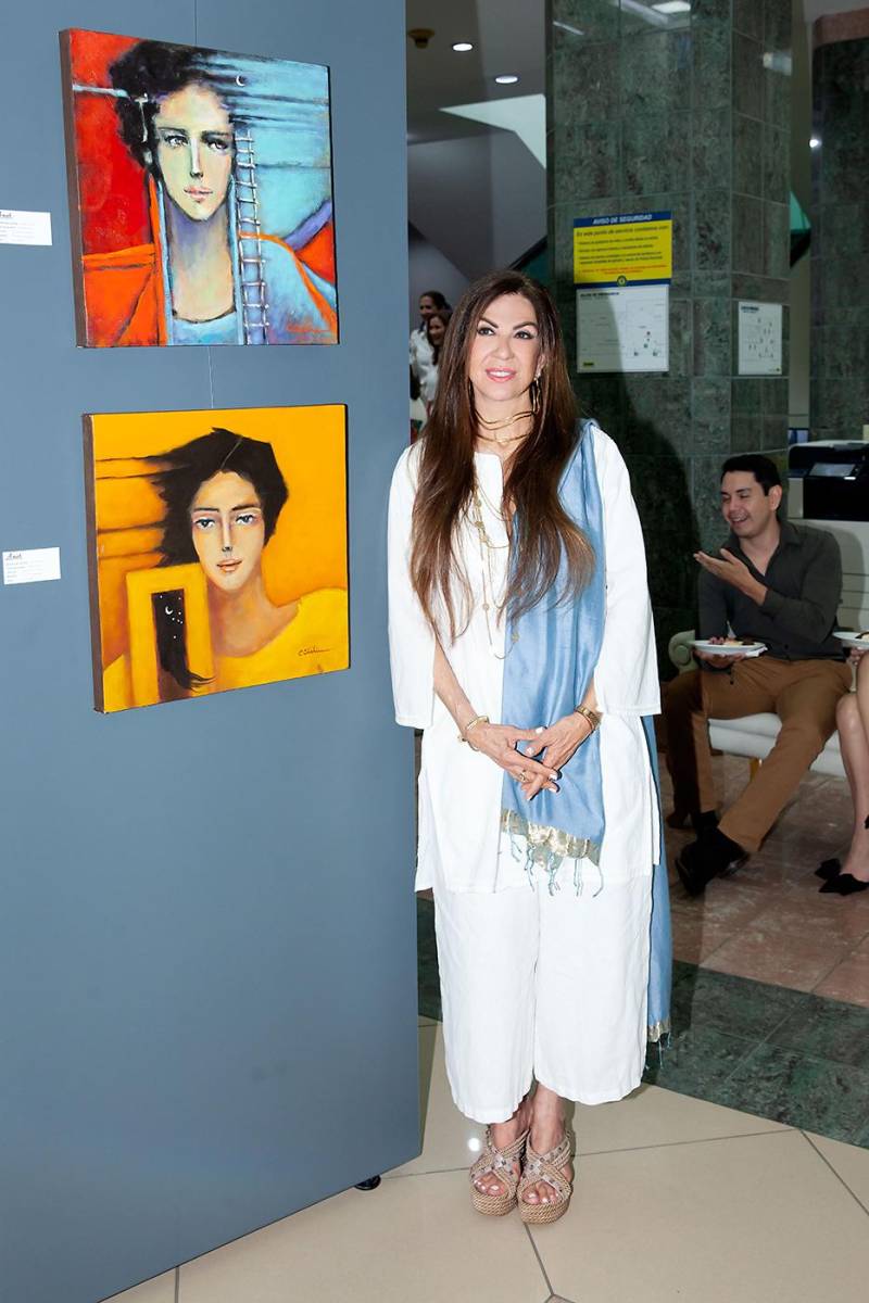 Carmen Chahín junto a sus obras.