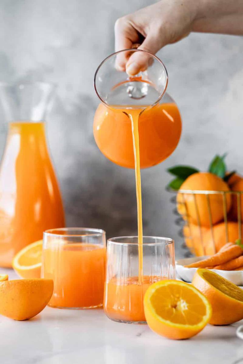 <b>1. JUGOS DE FRUTA.</b> Aunque están enriquecidos con vitaminas y antioxidantes, los jugos de fruta (naturales o procesados) no son la mejor manera de empezar el día, porque la mayoría carecen de fibra y a menudo incluyen más azúcar natural que una gaseosa. Las fuentes líquidas de azúcares naturales causan un aumento más rápido de los niveles de azúcar en la sangre y de insulina, en comparación con el consumo de alimentos sólidos de valor nutritivo similar (es decir, el jugo de manzana frente a manzanas enteras). Prefiere siempre la fruta entera.