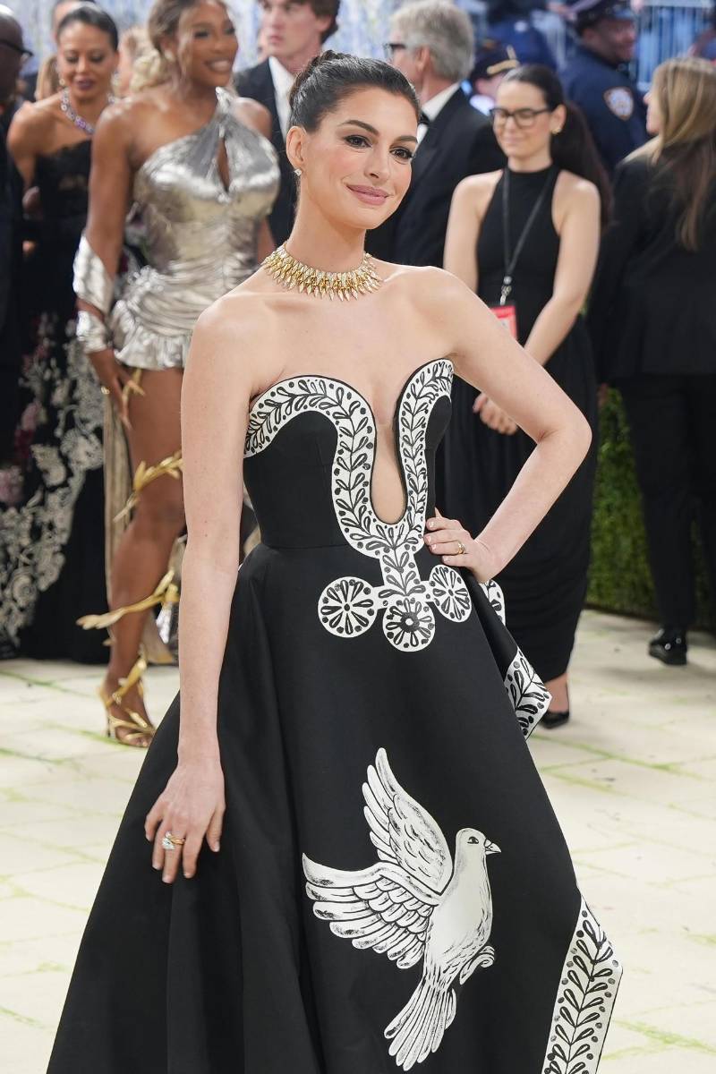 El vestido de Hathaway fue intervenido por McGough quien trabajó la tela con delicadas ilustraciones inspiradas en <i>Oda a una urna griega</i> de John Keats, trasladando al diseño una narrativa de belleza atemporal, calma y armonía.