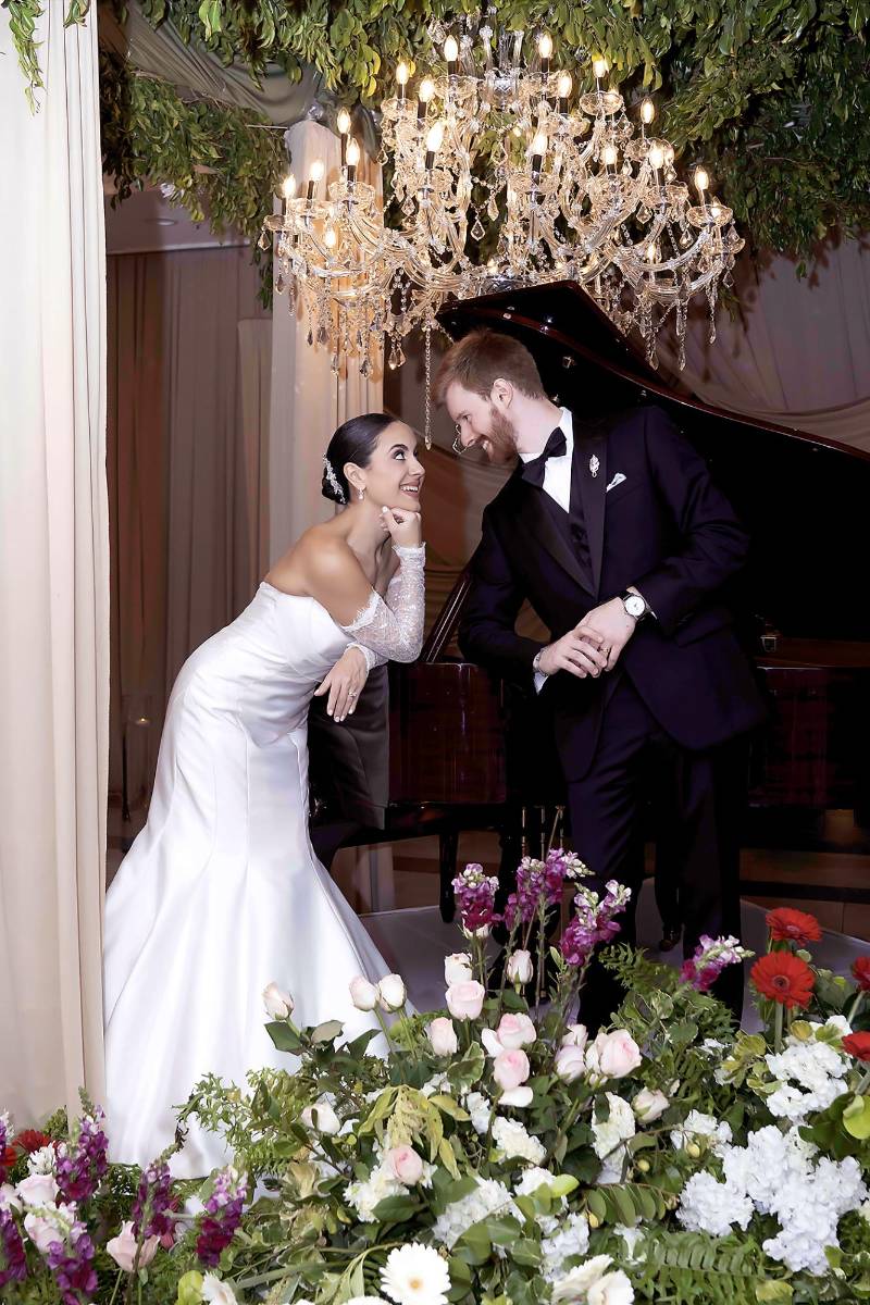 La novia Andrea Estefanìa Jordan Kattàn ataviada en un delicado ajuar de la marca Maggie Sottero.