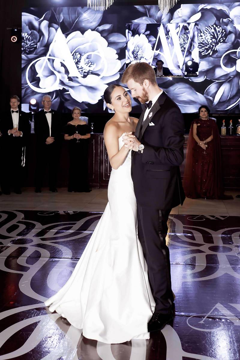 Andrea y Walter al momento de bailar su canción preferida “Contigo” de Carla Morrison.